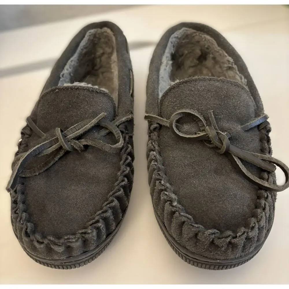 Minnetonka Kids Pile Lined Hard Sole Moccasin Slippers in Charcoal Size 3
